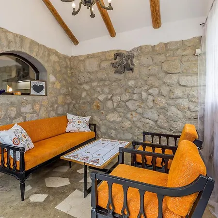 Holiday home Kuca Za Odmor Dunja Sa Privatnim Bazenom Omisalj