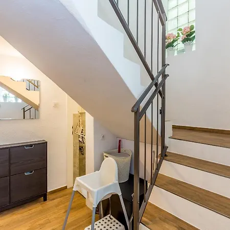 Kuca Za Odmor Dunja Sa Privatnim Bazenom Holiday home Omisalj