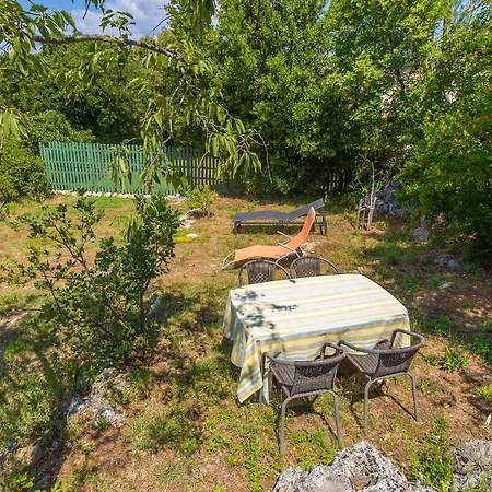 Holiday home Kuca Za Odmor Dunja Sa Privatnim Bazenom Omisalj