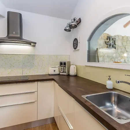 Kuca Za Odmor Dunja Sa Privatnim Bazenom Holiday home Omisalj